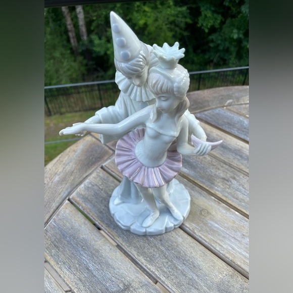 Vintage hand painted porcelain figurine of ballerina with clown - Picture 2 of 8